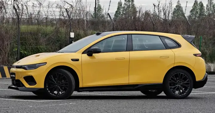 零跑Lafa5 Ultra实车亮相，这才是年轻人要的电动钢炮