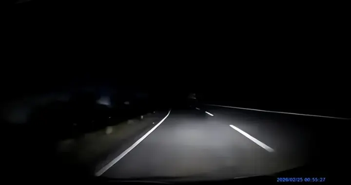 语音能关大灯引深思：当物理按键被卷没后，安全由谁来兜底？