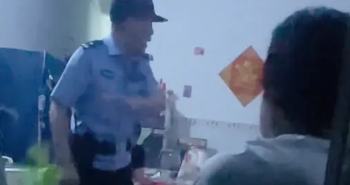 广东俩儿子放蛇咬父亲，只为争夺财产，连夜逃去海南，警方介入