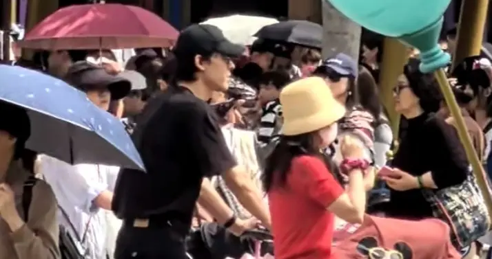 吴倩张雨剑一家三口游迪士尼，颜值好高有说有笑，复合传闻似为真