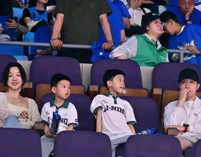 马龙和家人亮相CBA决赛现场，网友：他们一家四口颜值真高