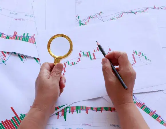 选股，给自己一些理由：10派4元，股价仅8元多，市盈率低……