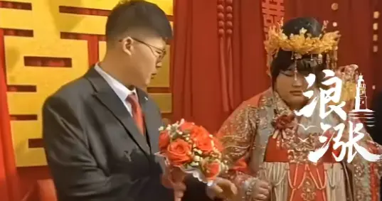 大衣哥26岁女儿出嫁，陪嫁一整车，男方是邻村人，大学生朴实实在