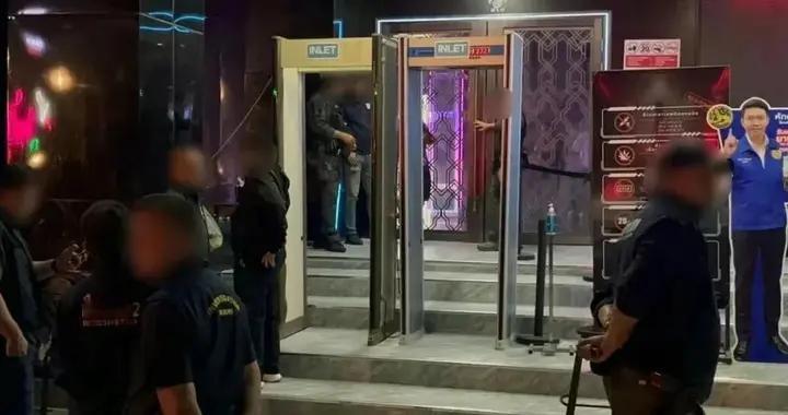芭堤雅夜店突查：12名中国游客疑吸毒、20名越南女子无证工作被捕