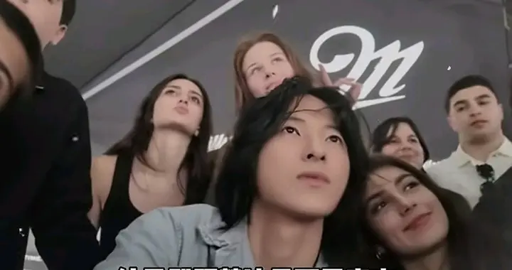 中国小伙游格鲁吉亚，直接被当地大学生热情拉着拍照，吃饭！