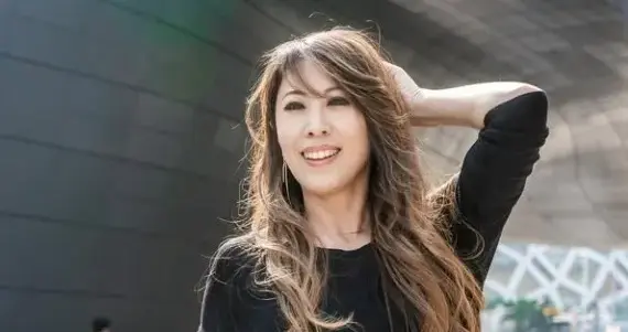 香港歌手李乐诗抗乳癌切双乳,4次重建失败仍乐观,曾唱TVB歌曲走红