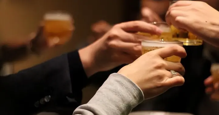 经常饮酒的男性，会付出啥代价？医生：或要承担这4种痛苦