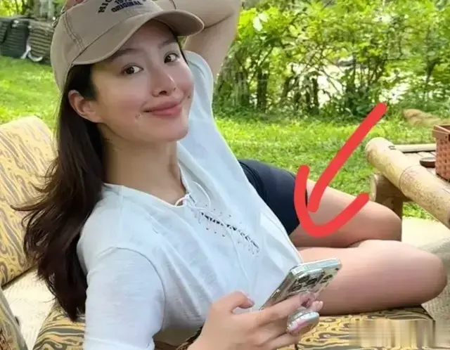 杨采钰和男友印尼度假！在草地做瑜伽，全素颜露面，孕肚难以遮挡