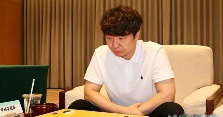 柯洁的“不可能任务”：当不败王者遇上三连杀克星党毅飞