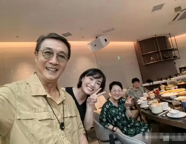 胡歌黄曦宁同框照引发热议，低调幸福惹人羡，网友纷纷送祝福！