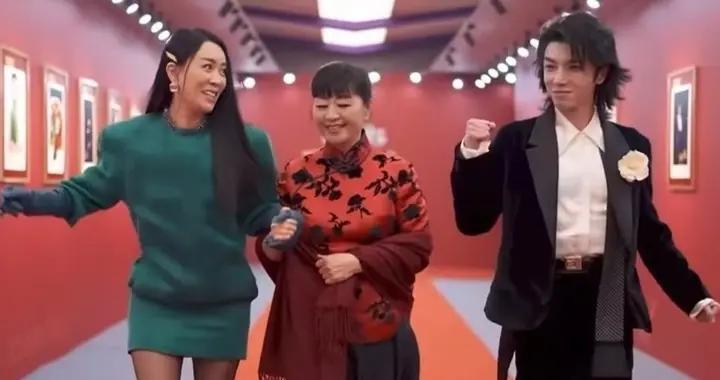 58岁的那英穿黑丝短裙美成“腿精本精”冻龄秘诀：健身饮食两手抓