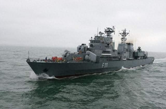 北约演都不演了，直接击沉乌克兰无人艇，逼着泽连斯基投降？