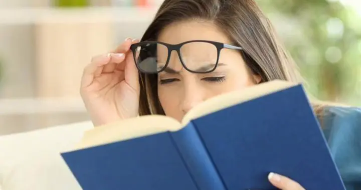 阅读静心时刻，眼镜下思考。