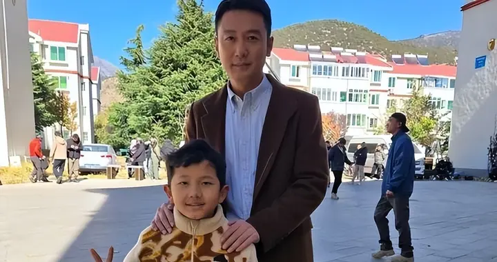 他曾是央视主持，现在沦落到在演艺圈跑龙套，21年过去后悔了吗