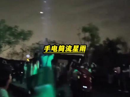 看到一群人对着电线杆许愿，我就想笑