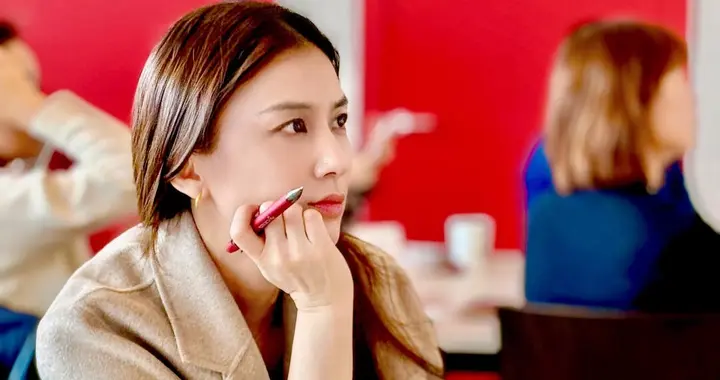 43岁黄圣依晒游学照，离婚后去瑞士学工商管理，毫无疲态活力满满