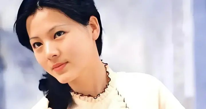难怪王扶林导演非把她“化丑”，当年的她，漂亮到欧阳奋强不敢看