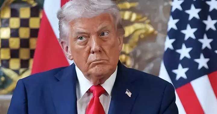 得罪全欧洲后，特朗普火速转向，对华送双重大礼，大事得求中国办