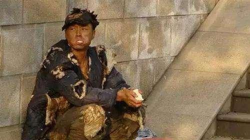 八一文库：河南老人给乞丐一碗肉，对方却劝