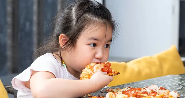 孩子到了这个年龄，你还不给零花钱，他就可能学会“偷钱”