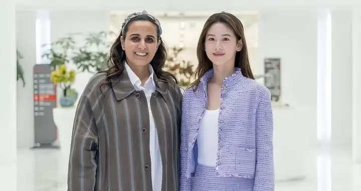 章泽天穿紫色套装与卡塔尔公主合影，美貌与气质并存！