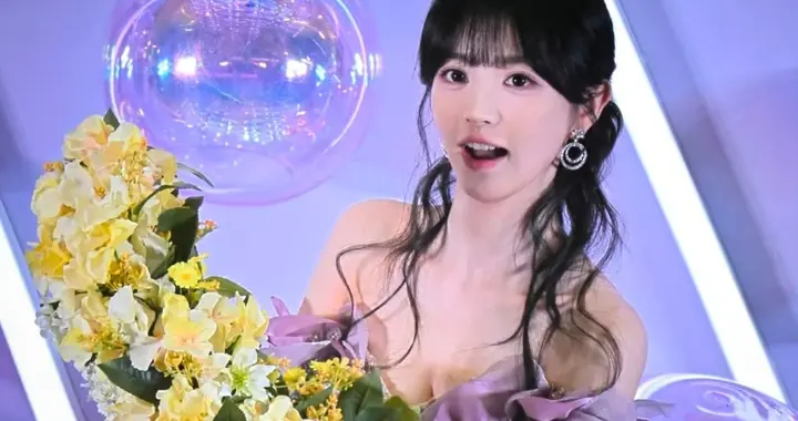 炸场！田曦薇紫色花朵鱼尾裙美出圈，身材“杀”疯了！