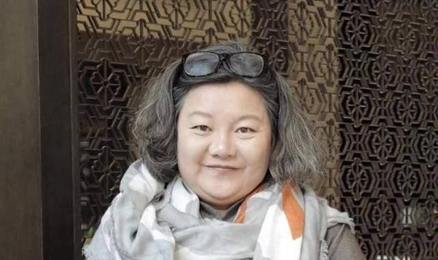 陈凯歌前妻真豪横，京郊院子光空地就上百平，洪晃不知道种什么