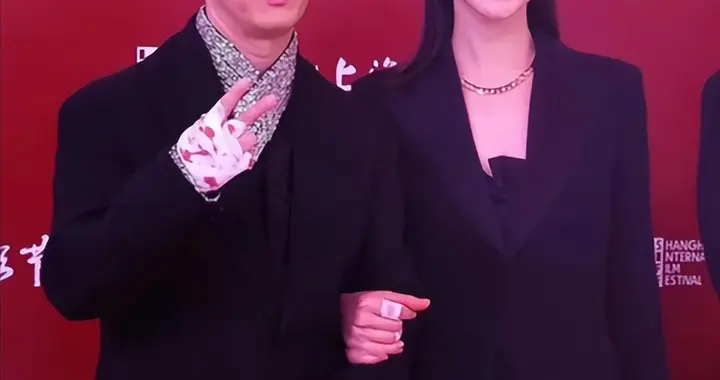 梁洛施挽导演男友走红毯!跟李泽楷分手15年,大儿子撞脸爷爷李嘉诚