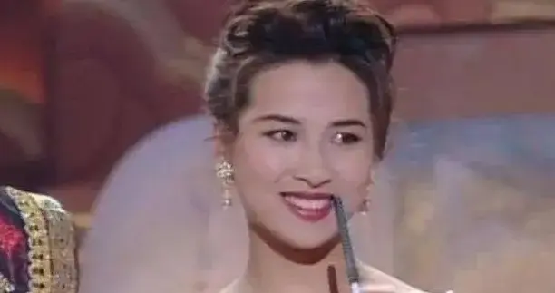 50岁香港艳星到内地县城开云吞店，凌晨五点就到店里一碗只卖十块