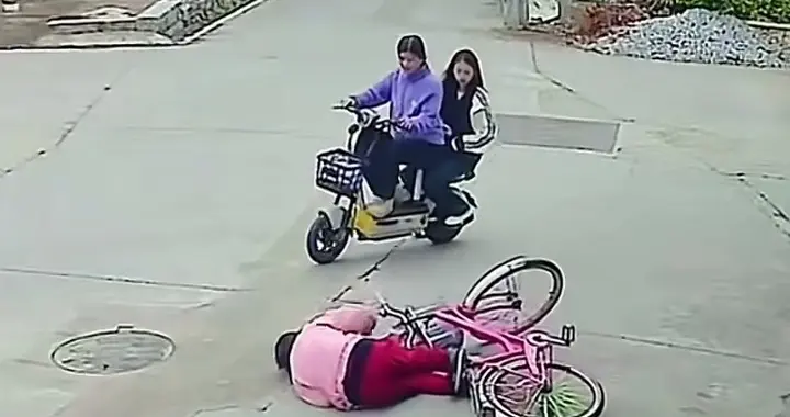 福建两女生扶人反被定次责索赔22万！监控画面曝光全过程