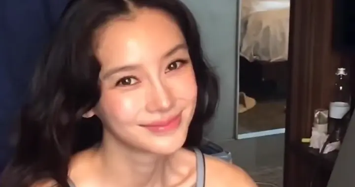 杨颖亮相米兰，亮片吊带裙配小腿袜，漂亮是漂亮，但面相完全变了