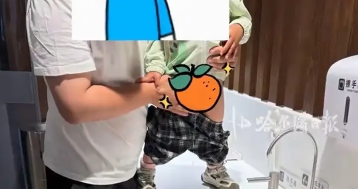 直接让孩子在洗手池小便！胖东来回应：已进行多次消毒并更换设备