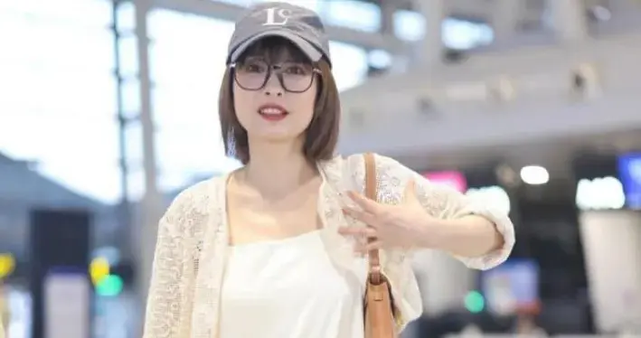 又被吴昕惊艳了！穿镂空上衣+灰色半裙，简约又高级！