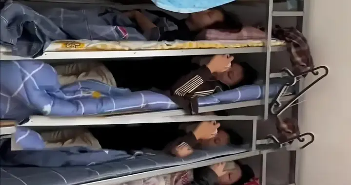 78个新生住一个宿舍！几十平米屋子竟摆了78张床，教育局火速介入