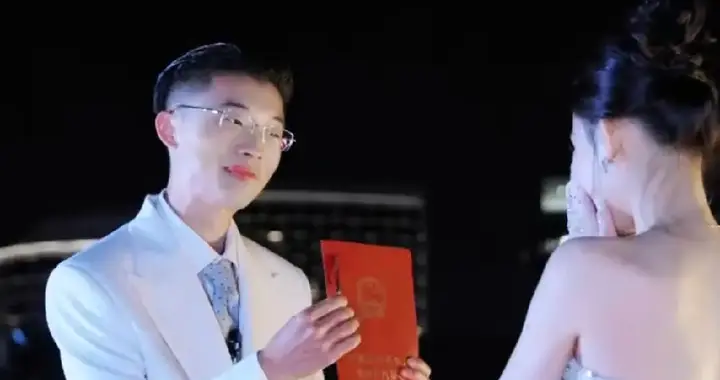 千万粉网红求婚弃钻戒送房产证？7年爱情，藏着最动人的草根浪漫