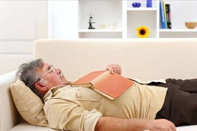 心衰与午睡有关？医生告诫：年纪大了的人，午睡时多注意这3点！