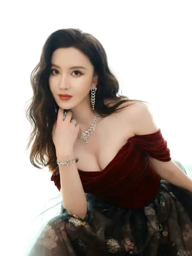 张萌水灵灵的大眼睛含情脉脉的看着你
