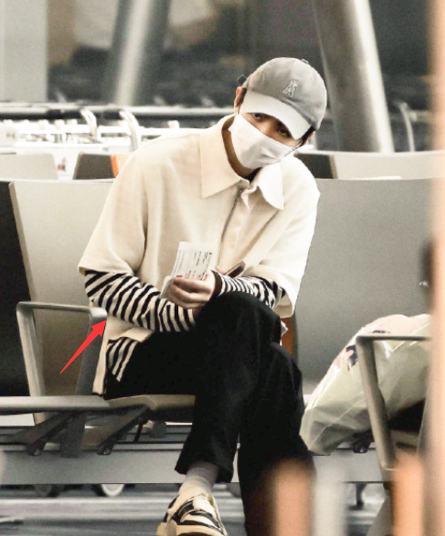 粉丝曝王俊凯与经纪人恋爱穿情侣装，更多蛛丝马迹被扒，男方回应