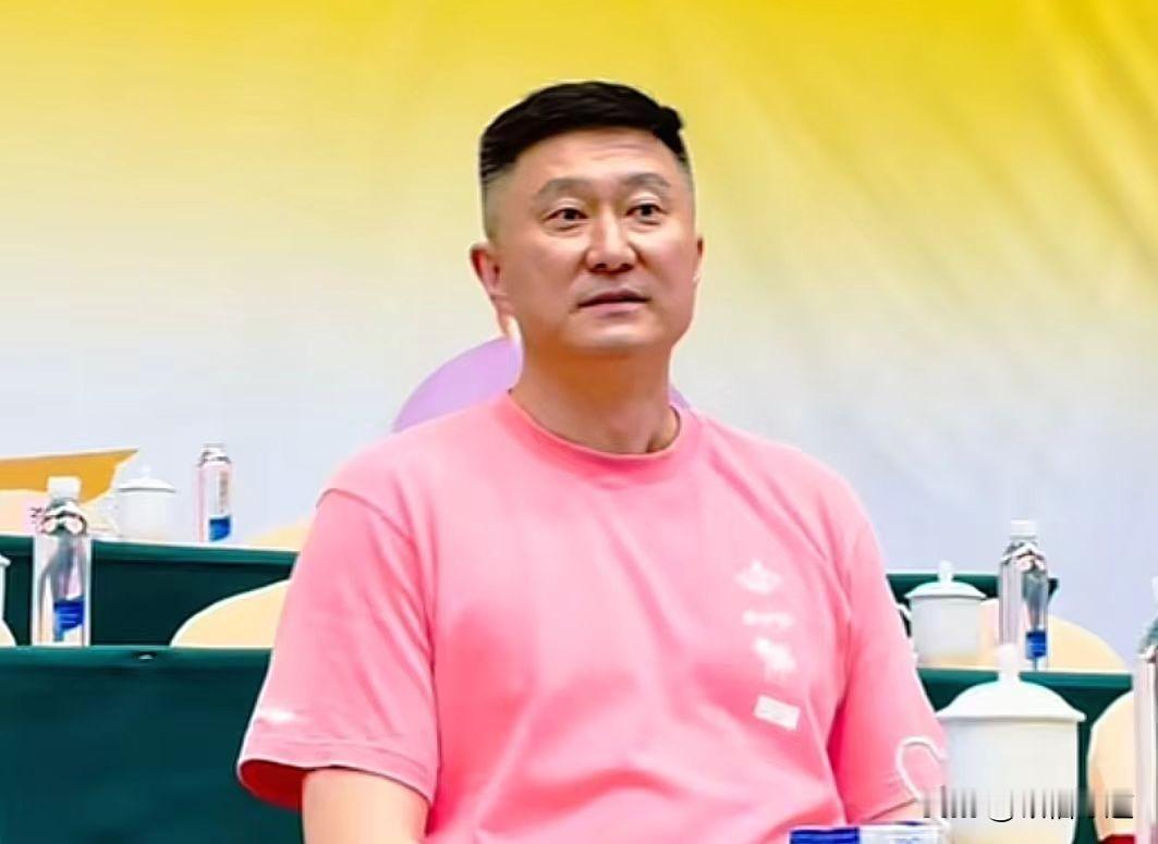 杜锋卸下主帅一职，不是下课，而是分工转型，从一线篮球教练变为广东顶层篮...