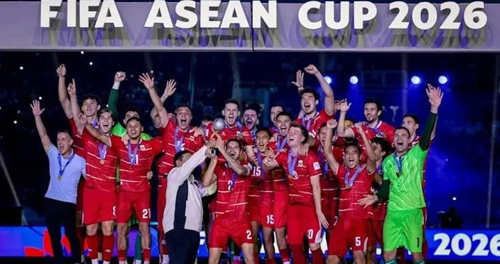 6-4！印尼夺冠了！终结35年等待，8万球迷现场见证，因凡蒂诺颁奖
