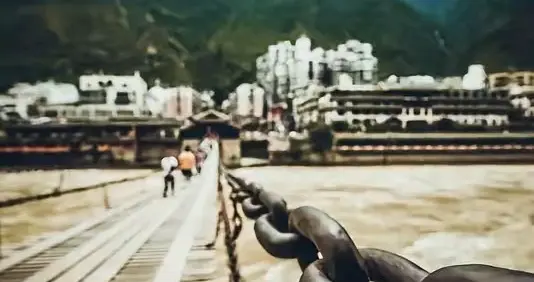 三百年泸定桥大修惊现秘密：八成铁环是康熙原装。