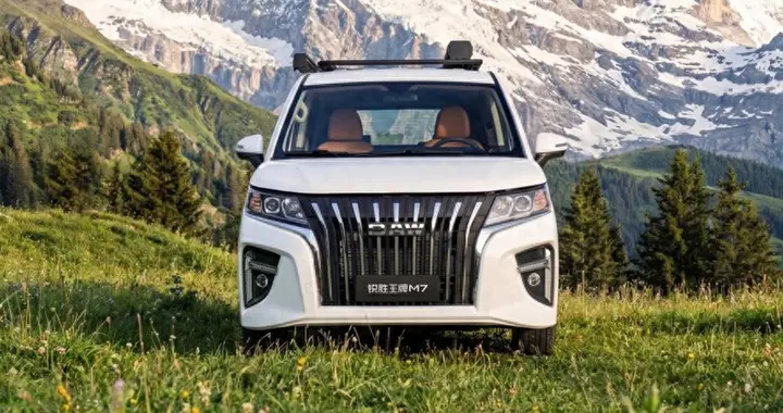 北汽制造新款MPV宿营车，侧滑门，5座，带车床+吧台，配2.0L动力