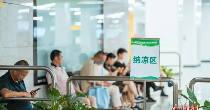重庆轨道交通在158座车站开放纳凉区