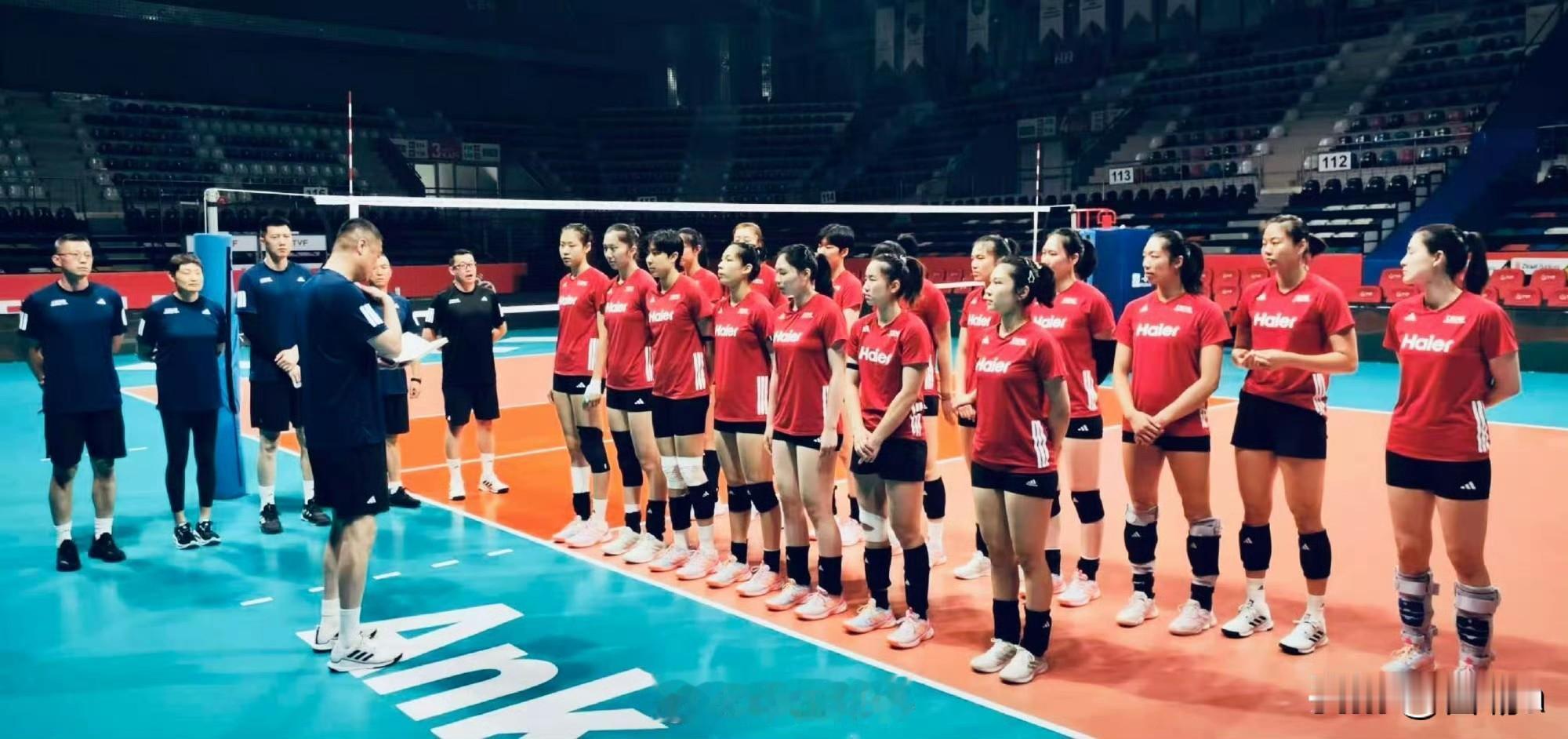 女排抵达土耳其｜董禹含、王奥芊出现伤情？  中国女排已经到达土耳其进行...