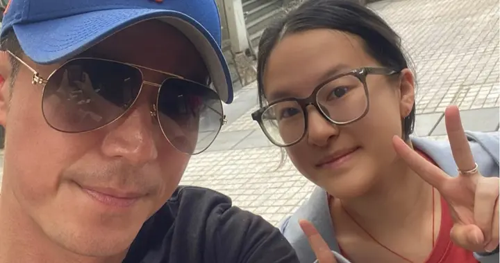 47岁霍建华在香港会友，素颜接地气，紧身裤抢镜，身材维持得超好