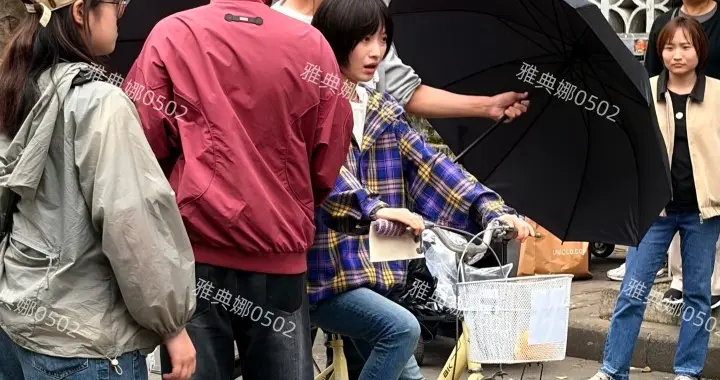 倪妮本人好瘦气质好清新，但她好像不是很会骑自行车有点害怕为难