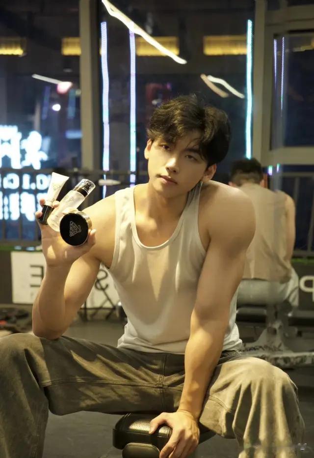 小哥哥展现了男性的阳刚之美