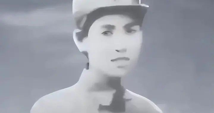 罕见的18岁戎装照：青春风采与书法魅力的完美交融