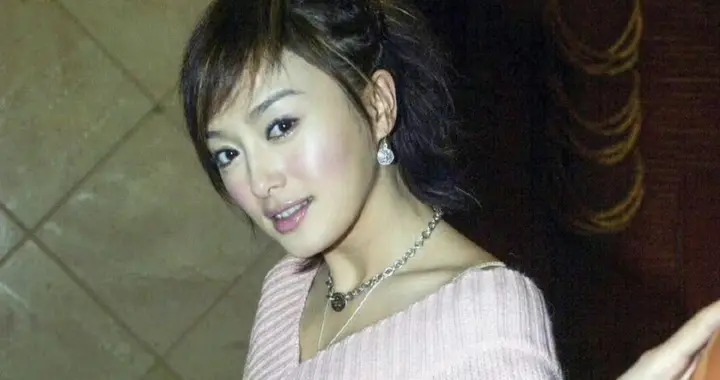 秦岚20年前"黑历史"被扒？千禧年辣妹风杀回热搜！