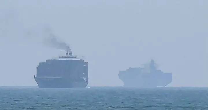 红海燃起大火！两艘油轮被炸，沙特千亿告急，特朗普发出毁灭警告